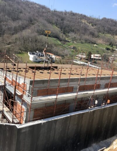 Getto e realizzazione di fondazioni in cemento armato con casseri e armature metalliche per nuova costruzione.