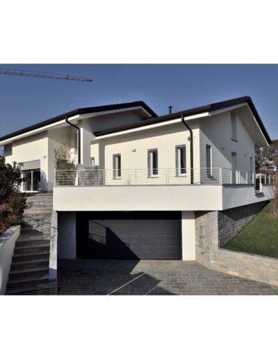Casa unifamiliare con terrazzo e garage integrato, esempio di nuova costruzione realizzata da impresa edile.