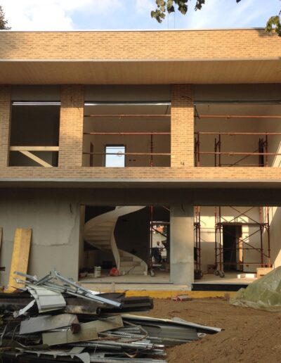 Abitazione residenziale in fase di costruzione con struttura in legno a vista e cantiere attivo per nuova realizzazione.