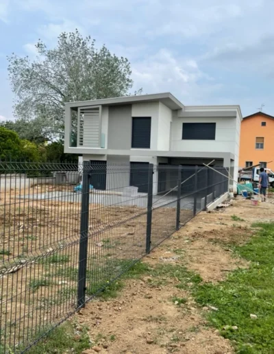 Scala moderna con struttura in metallo e gradini in legno, elemento architettonico in abitazione ristrutturata.