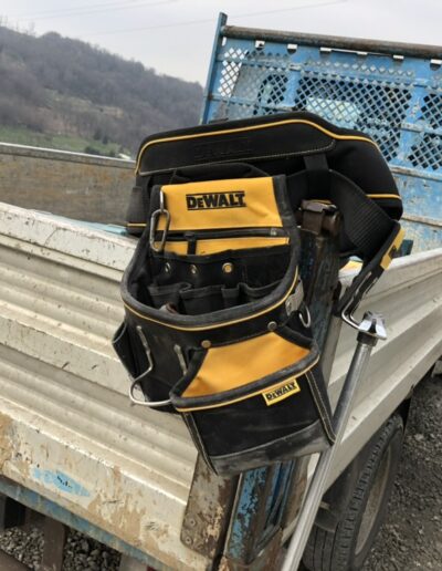 Attrezzatura professionale per lavorazione o taglio di elementi metallici utilizzata in cantiere durante interventi strutturali e opere edilizie.