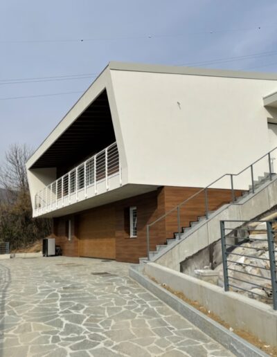 Abitazione contemporanea con scala esterna e finiture moderne, esempio di intervento di costruzione residenziale.
