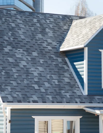 Copertura con scandole bituminose grigie, soluzione utilizzata per ristrutturazioni e impermeabilizzazioni tetti.