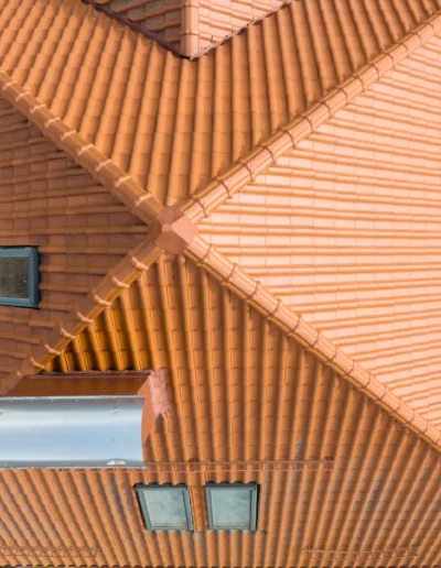 Tetto inclinato con struttura in legno e tegole in laterizio, intervento di realizzazione o ristrutturazione copertura.