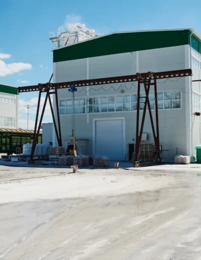 Struttura industriale con copertura metallica e pareti prefabbricate, edificio destinato ad attività produttiva.