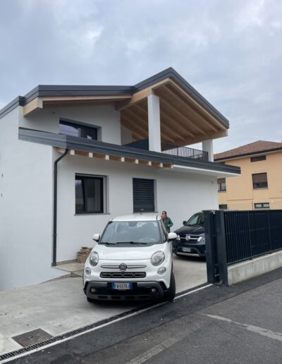 Casa unifamiliare moderna in fase avanzata di costruzione, con struttura completata e finiture esterne quasi ultimate.